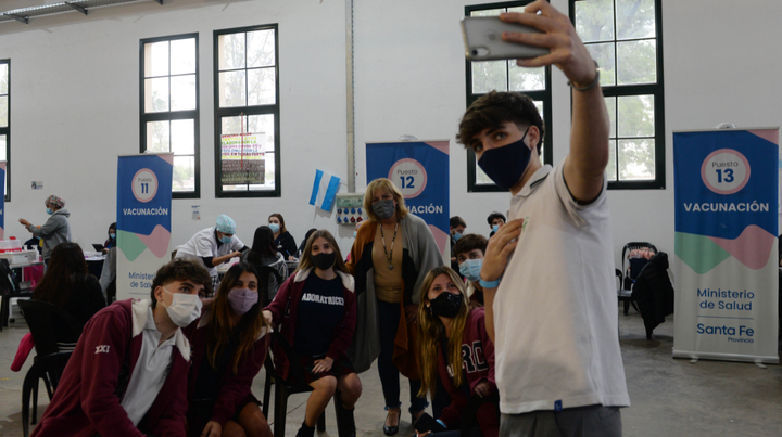 Un grupo de estudiantes de 5º año se fue de clases, con falta justificada, a vacunarse a la ex Rural. De recuerdo, una selfie con la ministra de Salud. Un grupo de estudiantes de 5º año se fue de clases, con falta justificada, a vacunarse a la ex Rural. De recuerdo, una selfie con la ministra de Salud.
