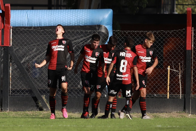 El grito sagrado. Scarpeccio festeja uno de sus tres goles.