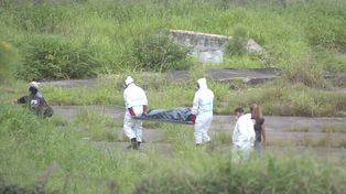 Agentes de la PDI junto a forenses retiran el cuerpo del adolescente Jeremías Monzón. El crimen se habría consumado el 18 de diciembre.