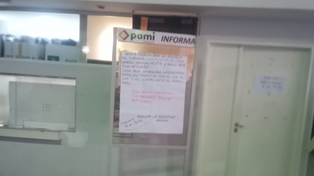 En el hall de ingreso al Pami I se informa que los turnos se otorgan de forma personal a cada afiliado, de 7 a 13.