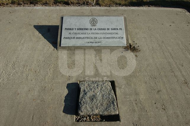 Piedra fundamental del Parque de la Cosntitución.