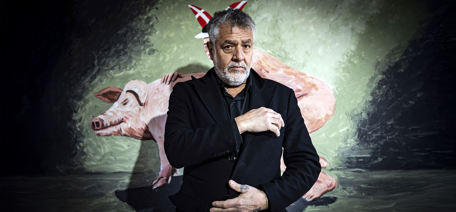 El artista Marco Evaristtis es fotografiado con su exposición El artista Marco Evaristtis es fotografiado con su exposición