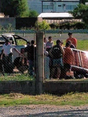 Paraná: un vehículo volcó y terminó en una alcantarilla
