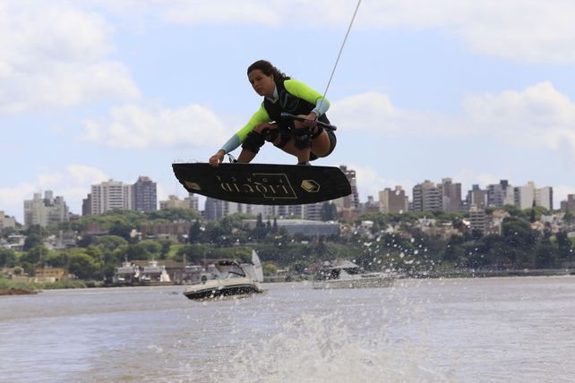 Volando con estilo sobre el río Paraná.&nbsp;