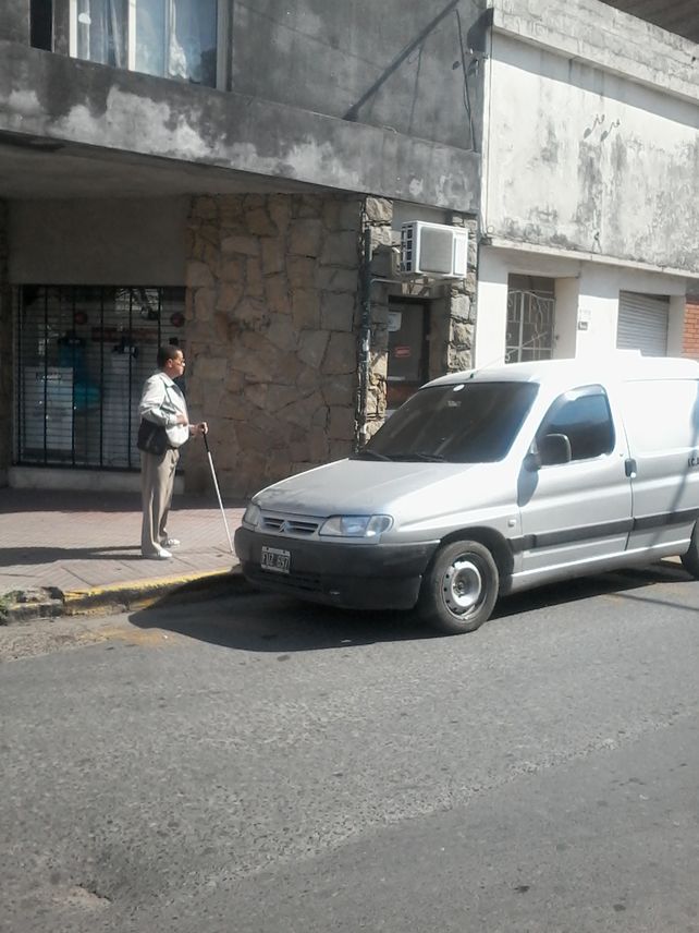 Ramón Vallejo esperando el colectivo en la esquina de Pellegrini y Montevideo. Foto UNO Juan Manuel Kunzi. 