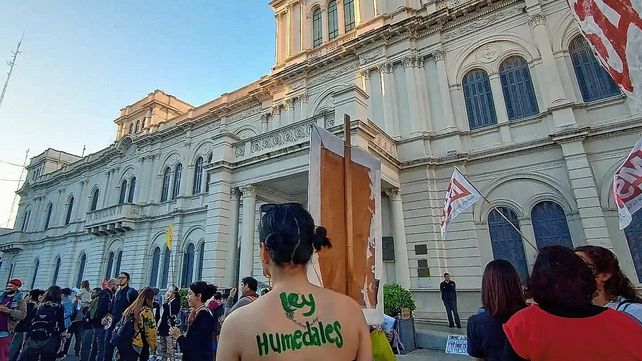 En Paraná marcharon por una Ley de Humedales consensuada.