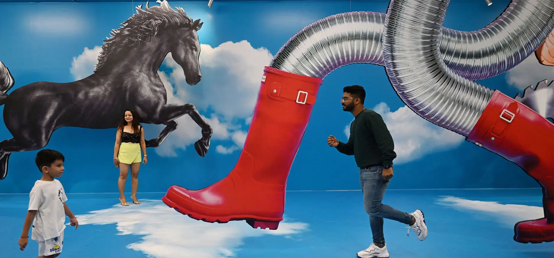 Mumbai, India. Los visitantes posan frente a obras de arte durante la exposición inmersiva Run as Slow as You Can del estudio creativo italiano TOILETPAPER. Fotografía: AFP/Getty Images Mumbai, India. Los visitantes posan frente a obras de arte durante la exposición inmersiva Run as Slow as You Can del estudio creativo italiano TOILETPAPER. Fotografía: AFP/Getty Images