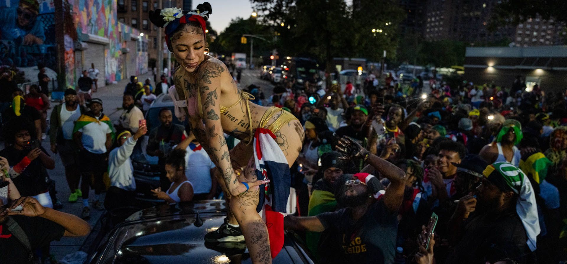 Personas participan en las festividades de J'Ouvert antes del Desfile del Día de las Indias Occidentales al amanecer del Día del Trabajo en los barrios de Crown Heights y Flatbush de Brooklyn, el lunes 7 de septiembre de 2026, en Nueva York. (Foto AP/Angelina Katsanis) Personas participan en las festividades de J'Ouvert antes del Desfile del Día de las Indias Occidentales al amanecer del Día del Trabajo en los barrios de Crown Heights y Flatbush de Brooklyn, el lunes 7 de septiembre de 2026, en Nueva York. (Foto AP/Angelina Katsanis)