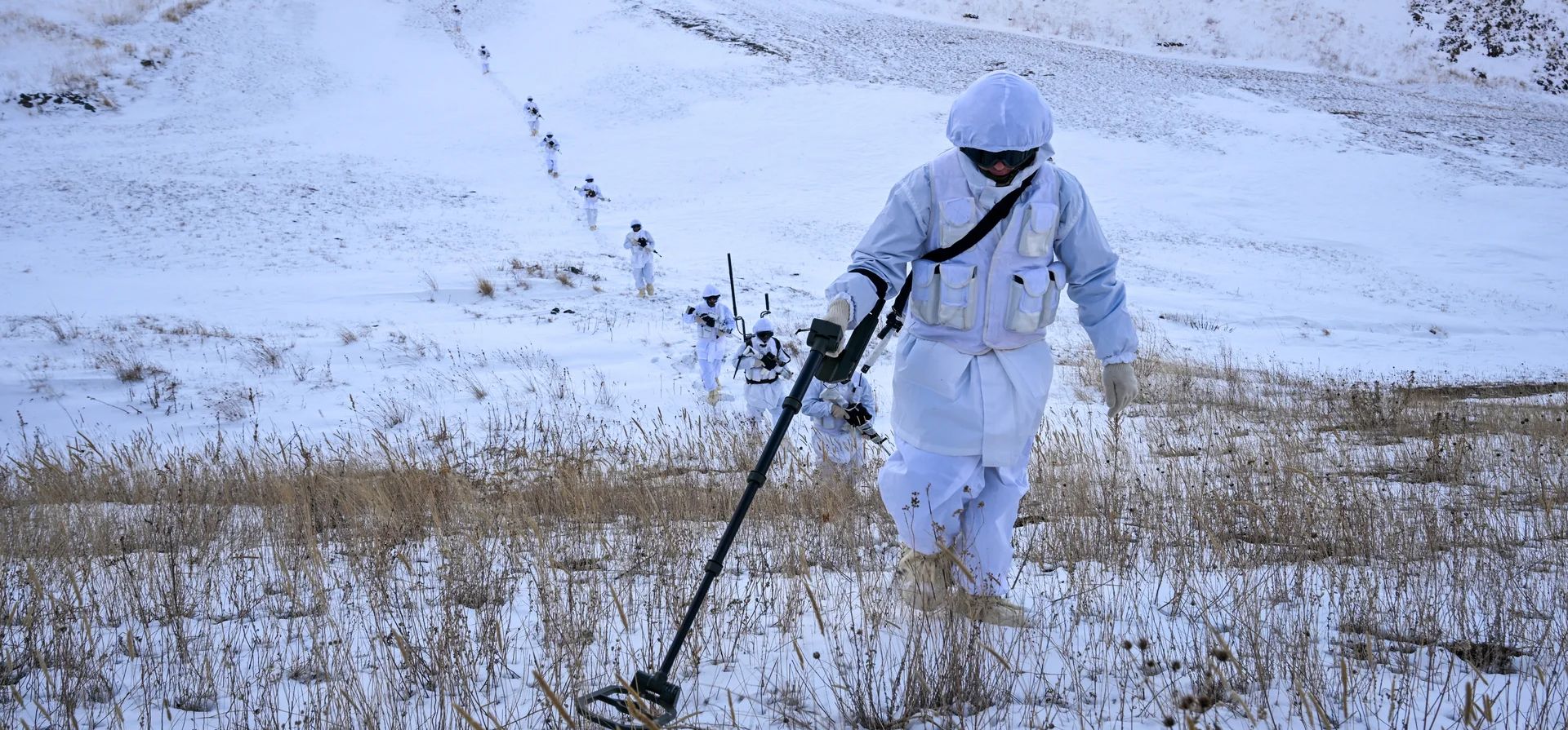Los soldados cumplen con sus funciones en medio del duro clima invernal en el puesto fronterizo de Güllük, cerca de Irán, Van, Turquía. Fotografía: Anadolu/Getty Images Los soldados cumplen con sus funciones en medio del duro clima invernal en el puesto fronterizo de Güllük, cerca de Irán, Van, Turquía. Fotografía: Anadolu/Getty Images