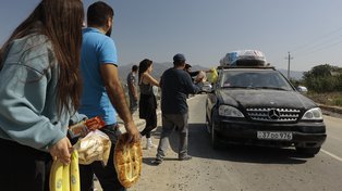 Armenios dan la bienvenida con alimentos a los exiliados que huyeron del ocupado Nagorno Karabaj