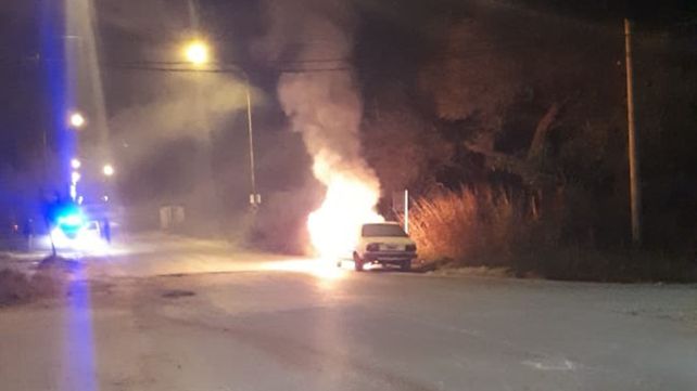 Un auto se incendio en plena marcha en calle Caputto