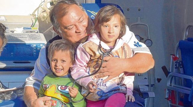 Fuerte choque terminó con uno de los autos dado vuelta