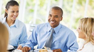 Comer juntos en un alto de la jornada laboral favorece que mejore el trabajo en equipo