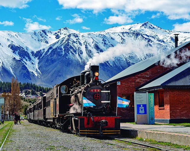 Los trenes ofrecen recorridos por paisajes naturales a lo largo de toda la Argentina.