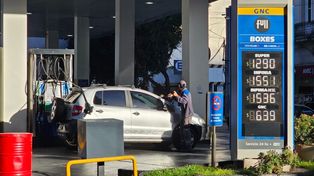 La pizarra con los precios de los combustibles en una estación de servicio YPF de Rosario.