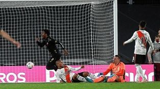 Colón y River repetirían este sábado pocos titulares de aquel último partido jugado el 18 de julio.