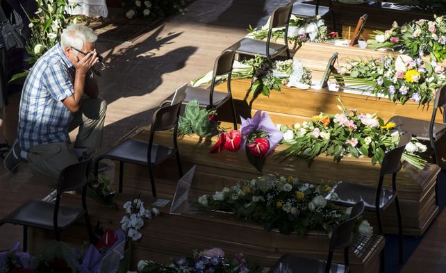 Sin consuelo. Un hombre se despide de un familiar en el estadio cubierto donde se realizó la ceremonia fúnebre.&nbsp;
