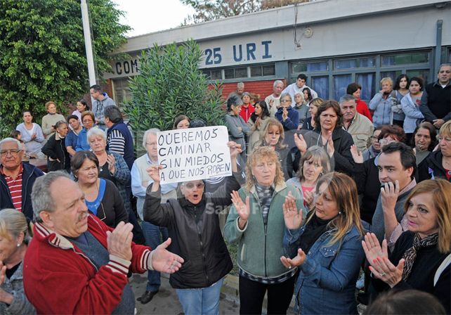 Manifestación. Un centenar de vecinos se reunió el miércoles frente a la Comisaría 25ª / Foto: Manuel Testi - Uno Santa Fe