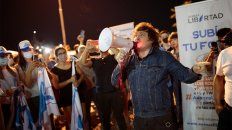 Milei, megáfono en mano, arenga a una multitud de jóvenes que colmaron las escalinatas del Parque de España. Milei, megáfono en mano, arenga a una multitud de jóvenes que colmaron las escalinatas del Parque de España.