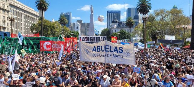 Una Plaza de Mayo colmada pidió por una ley contra el negacionismo