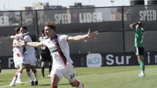 Tarde soñada, pero sin triunfo. Mateo Silvetti anotó dos goles en el empate de Newells ante Riestra.