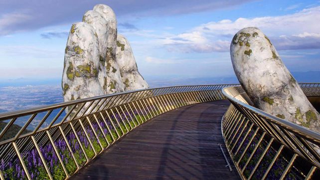 El increíble Puente de oro sostenido por dos manos deslumbra a los visitantes de Vietnam