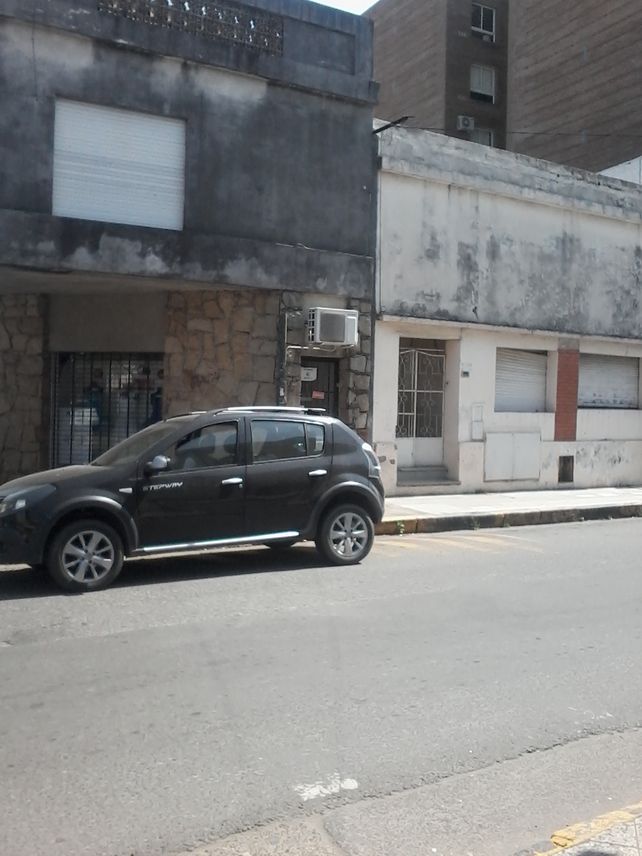 Hoy al mediodía había una camioneta estacionada sobre las líneas amarillas. Foto UNO Juan Manuel Kunzi.&nbsp;