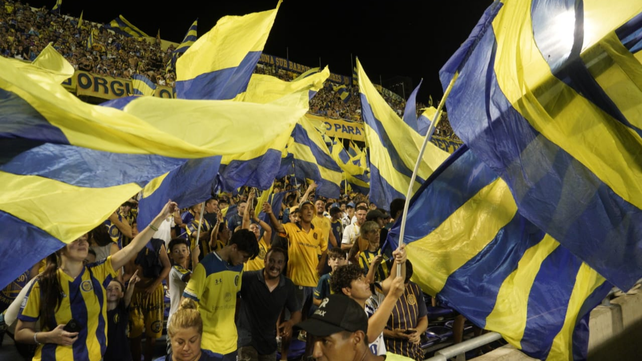 La hinchada le dio una festiva bienvenida a Central, por la victoria en el clásico. 