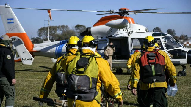 Amplio operativo para combatir los incendios en las islas frente a Rosario
