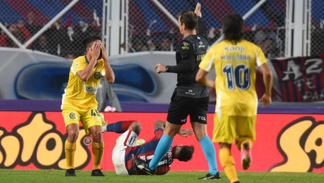 Ortiz no puede creer la amarilla que le sacó Echenique. Por eso salió en el entretiempo. Central no tuvo casi chances ante San Lorenzo.