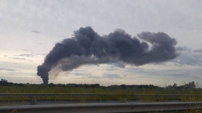 Explosión e incendio en un depósito en Recreo Sur: el humo llega hasta Paraná