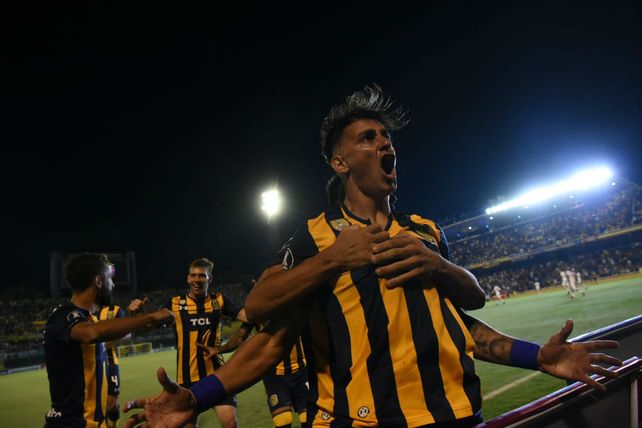 Zampedri conectó de cabeza al gol y festeja de cara a la gente.&nbsp;
