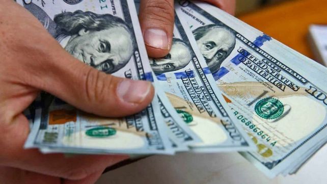 El dólar está pisado por efecto de las decisiones oficiales en el mercado de cambios.