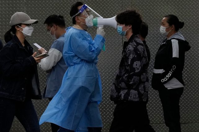 China coloca barreras de metal en las ciudades para frenar el coronavirus