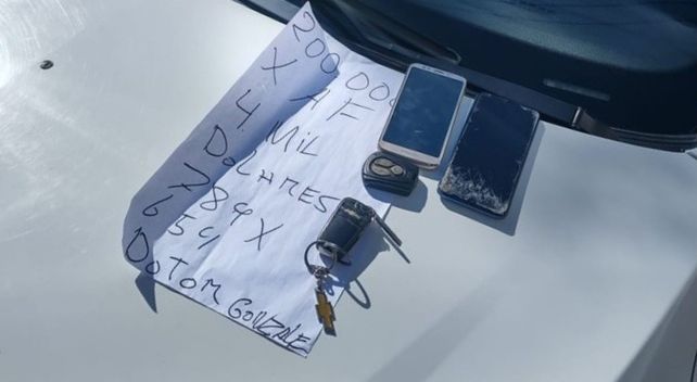 Los aprendidos llevaban un inhibidor de frecuencia y una nota amenazante para conseguir dinero. Intentaron coimear a los policías.