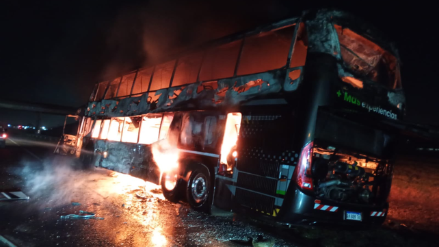 Incendio en la autopista a Buenos Aires. En el colectivo solo iban dos choferes, que no sufrieron heridas