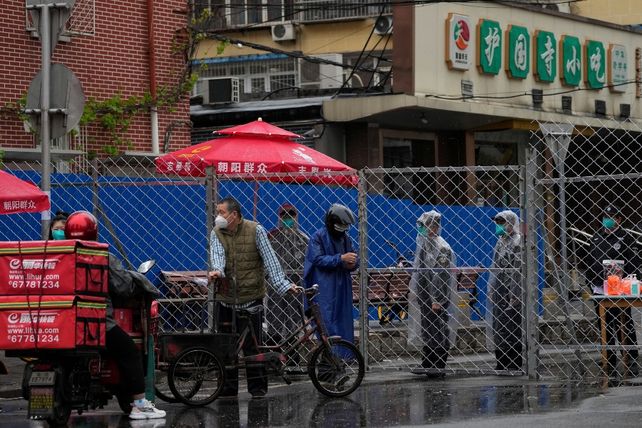 China coloca barreras de metal en las ciudades para frenar el coronavirus