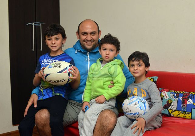 El ex-Estudiantes junto a sus tres hijos en el regreso a la capital entrerriana. Foto UNO/Mateo Oviedo