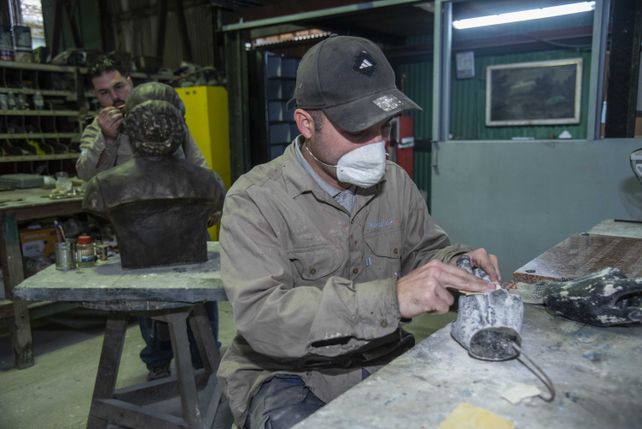 Recambio. En los talleres municipales se trabaja para reemplazar las piezas originales por imitaciones de bajo valor material.