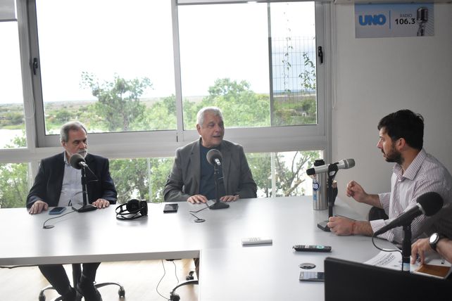 Carlos Fara y Carlos Germano. Los analistas pasaron por el estudio de UNO 106.3. 