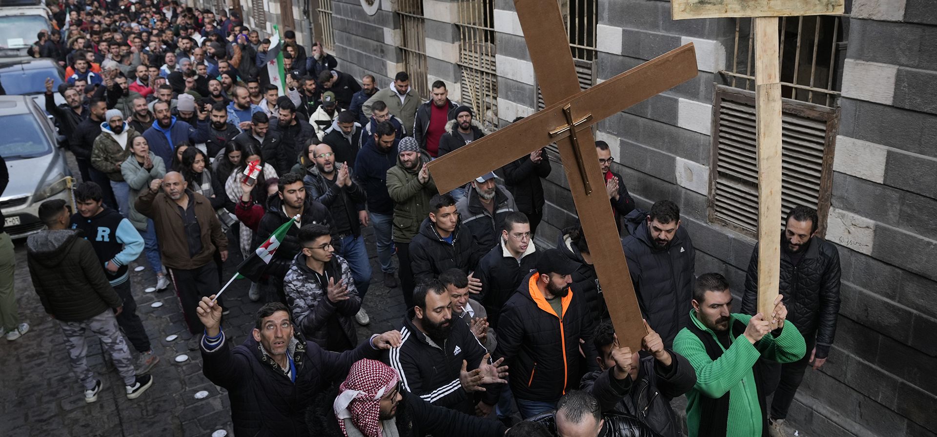 Cristianos sirios llevan cruces y gritan consignas en Damasco, Siria, el martes 24 de diciembre de 2024, mientras marchan durante una protesta después de que un árbol de Navidad fuera incendiado en la ciudad de Hamah el domingo. (Foto AP/Hussein Malla) Cristianos sirios llevan cruces y gritan consignas en Damasco, Siria, el martes 24 de diciembre de 2024, mientras marchan durante una protesta después de que un árbol de Navidad fuera incendiado en la ciudad de Hamah el domingo. (Foto AP/Hussein Malla)