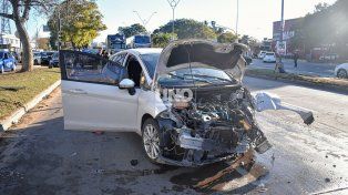 Así quedó el Ford Fiesta arrollado por un camión que cruzó en rojo un semáforo en plena avenida Alem.&nbsp;