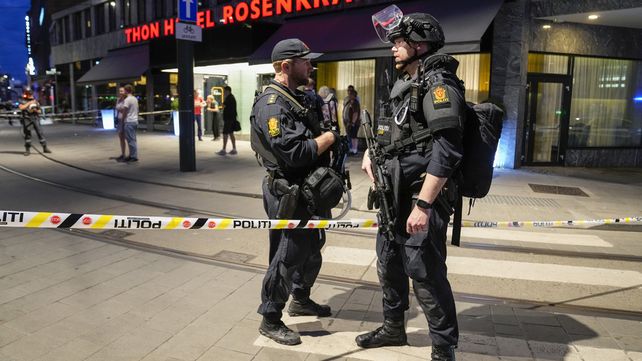 La policía noruega custodia la zona del centro de Oslo donde se produjeron los ataques.