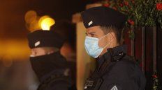 La policía francesa custodia el lugar del terrible asesinato. La policía francesa custodia el lugar del terrible asesinato.