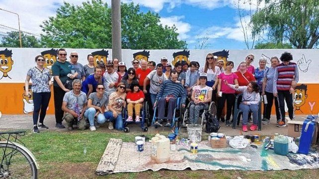 Mural ubicado en San Carlos Centro que representa el lenguaje de señas.