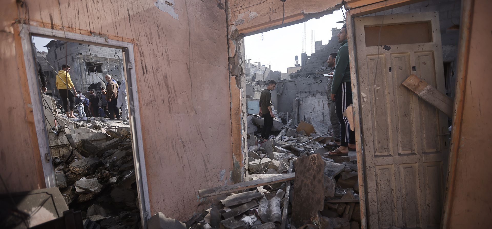 Palestinos observan la destrucción después del bombardeo israelí en el campo de refugiados de Khan Younis en la Franja de Gaza el viernes 1 de diciembre de 2023. (Foto AP/Mohammed Dahman) Palestinos observan la destrucción después del bombardeo israelí en el campo de refugiados de Khan Younis en la Franja de Gaza el viernes 1 de diciembre de 2023. (Foto AP/Mohammed Dahman)
