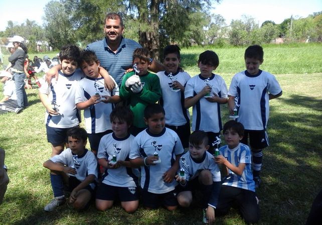 Los chicos de la 2007 de Universitario con sus trofeos.
