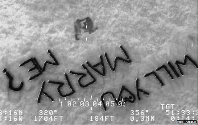 La imagen infrarroja de la policia revela el momento de la propuesta.