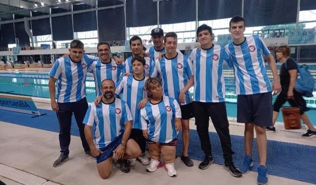 Competencia de natación en zona oeste con un chocolate como premio