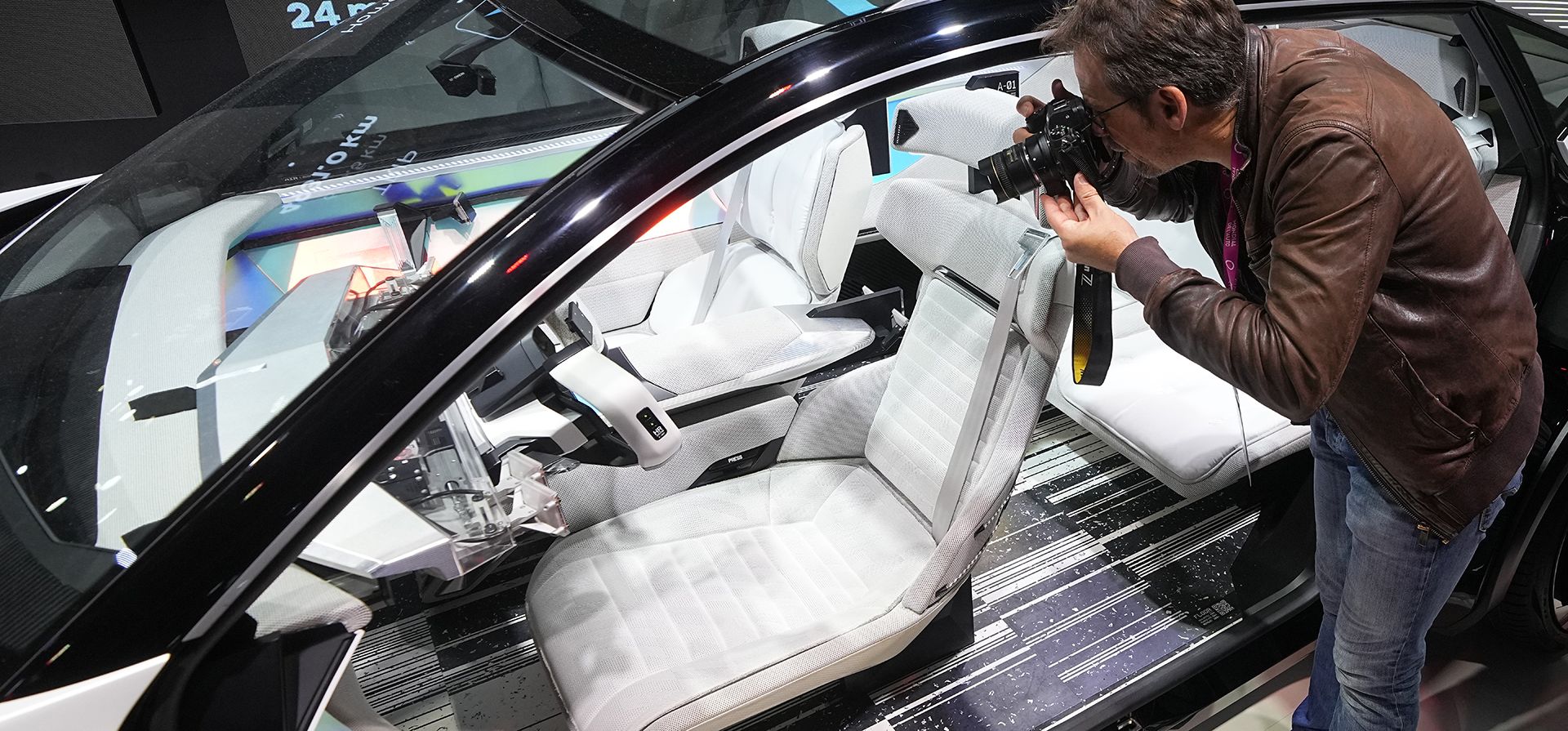 Un fotógrafo retrata el prototipo híbrido Renault Scenic e-Vision en el Salón del automóvil de París el lunes 17 de octubre de 2022 en París. Europa está liderando la carga hacia los vehículos eléctricos a medida que los automóviles que funcionan con baterías salen de su nicho de mercado de primeros usuarios.